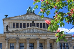 © Martina Miethig, Berlin am Gendarmenmarkt, Konzerthaus mit Kastanienblüten