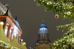© Martina Miethig, Berlin, Weihnachtsmarkt auf dem Gendarmenmarkt mit stimmungsvoll beleuchtetem Deutschen Dom
