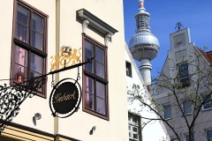 © Martina Miethig, Berlin, das ostberliner Nikolai-Viertel mit Souvenirläden und Fernsehturm im Hintergrund