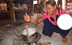 © Martina Miethig, Kambodscha, Mondulkiri, Pulung Dorf, Frau beim Kochen