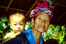 © Martina Miethig, Laos, Hmong Frau mit Kind