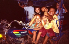 © Martina Miethig, Laos, Vientiane, Jungs auf Tuktuk