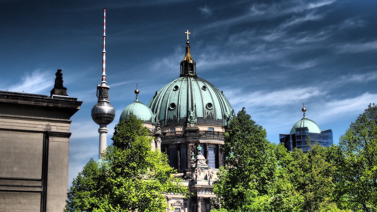 Berlin Mitte Berliner Dom mit Fernsehturm