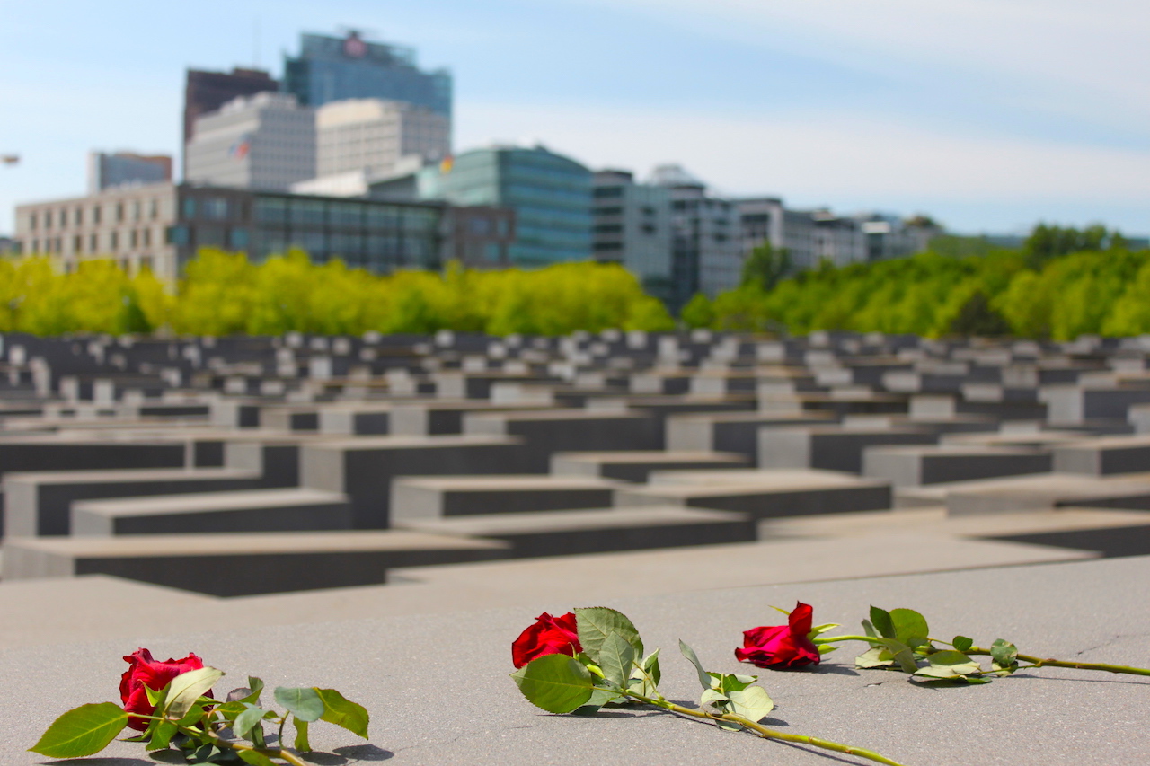 Berlin Holocaust Mahnmal mit drei Rosen