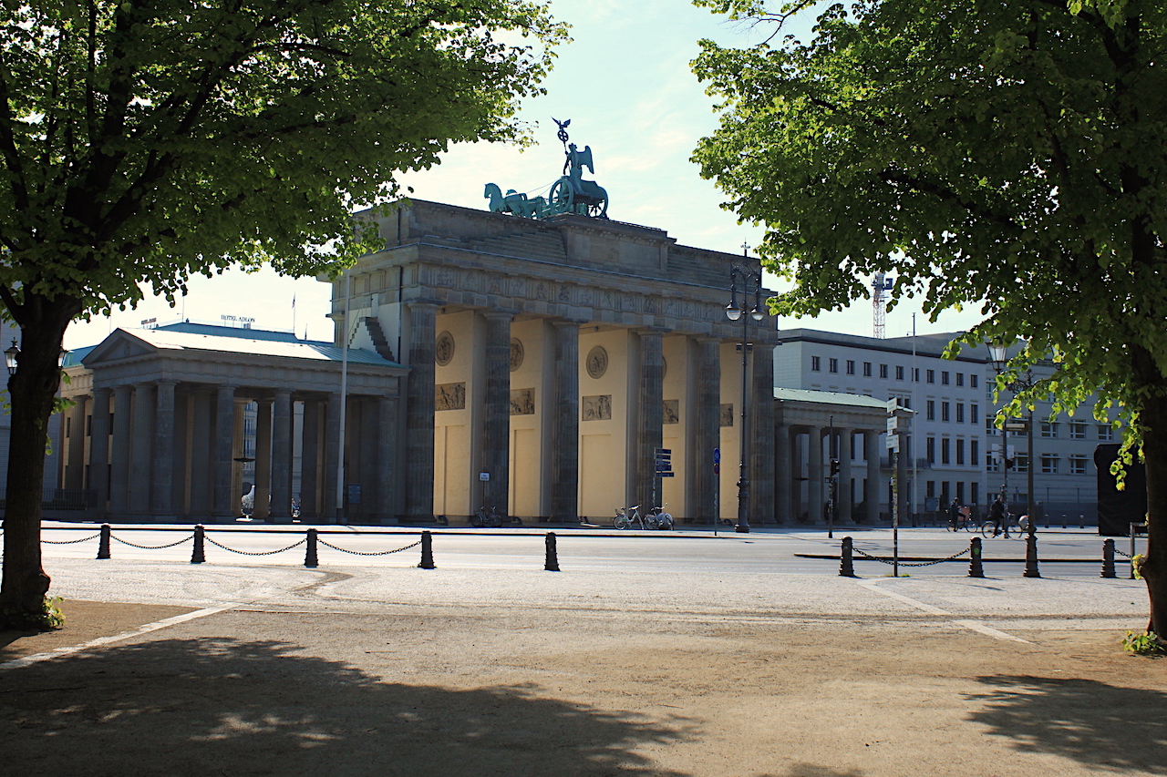 Berlin Tiergarten Brandenburger Tor mit Quadriga von hinten und leer