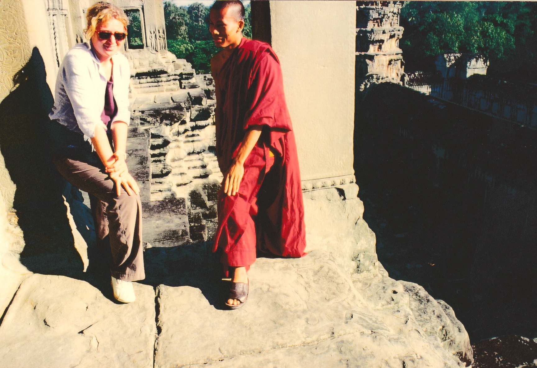 © Martina Miethig, Kambodscha: Die Kambodscha-Expertin auf Angkor Wat mit einem buddhistischen Mönch