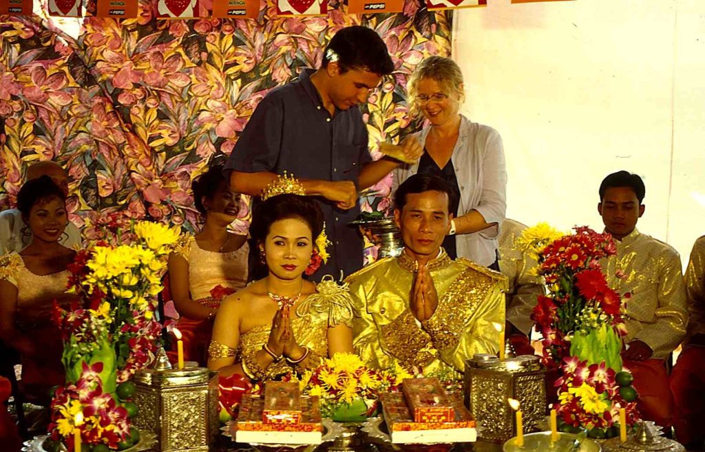 © Martina Miethig, Kambodscha: keine Ehe in Kambodscha ohne symbolische Haarschneidezeremonie, hier auf einer Privatfeier in Siem Reap