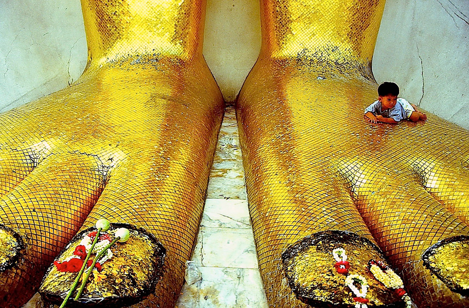 © Martina Miethig, Thailand, Bangkok, Kind auf Buddhafuss